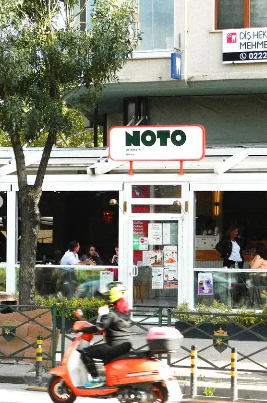Kızılcıklı Mahmut Pehlivan Caddesi üzerindeki Noto Drinks'n Bites cephesi